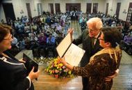 Rodolfo Alfaro en el momento de su graduación en el CONED.  Foto cortesía nacion.com 