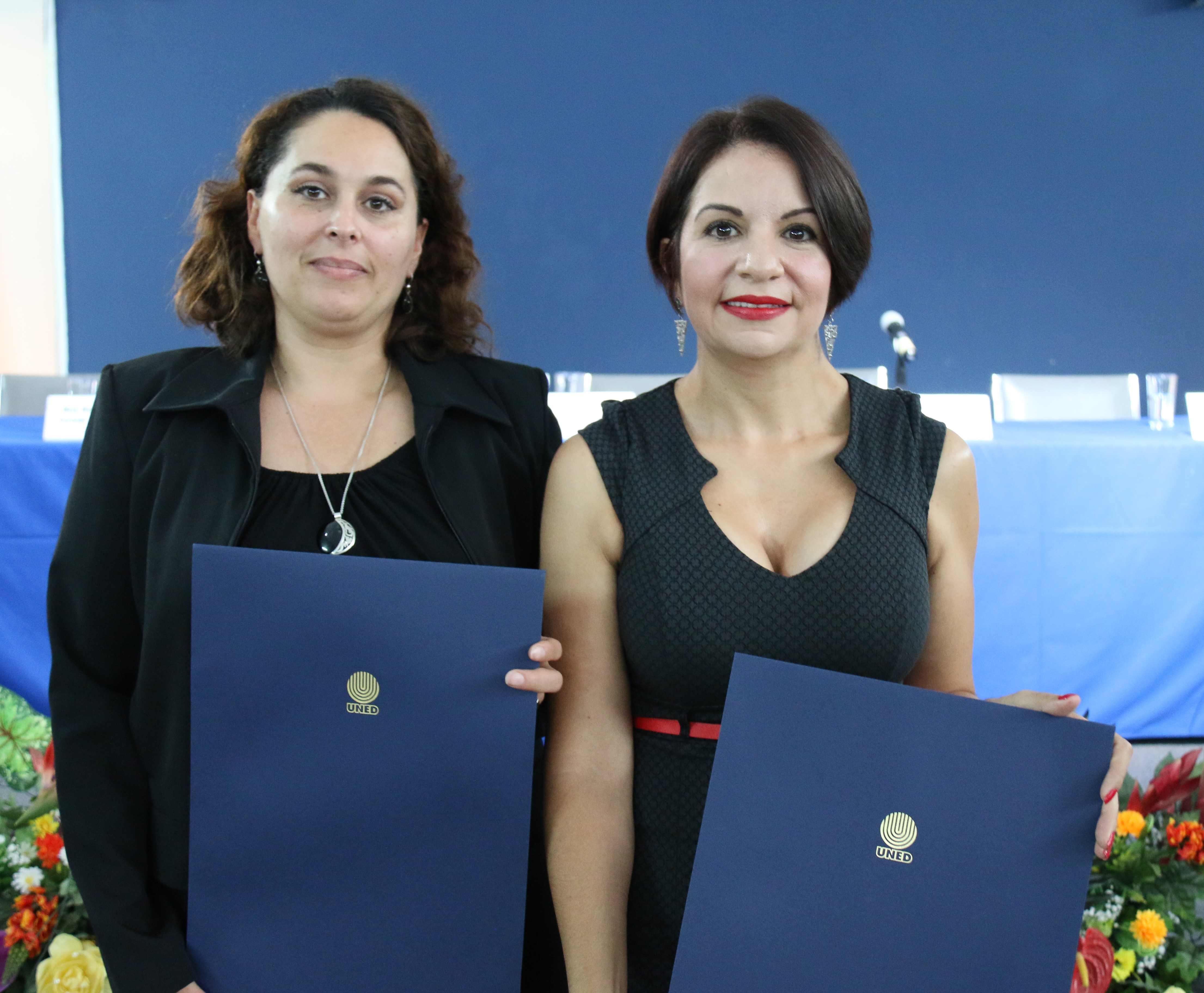 Jensy Campos (Izq.) y Lourdes Arce recibieron el título de catedráticas universitarias.