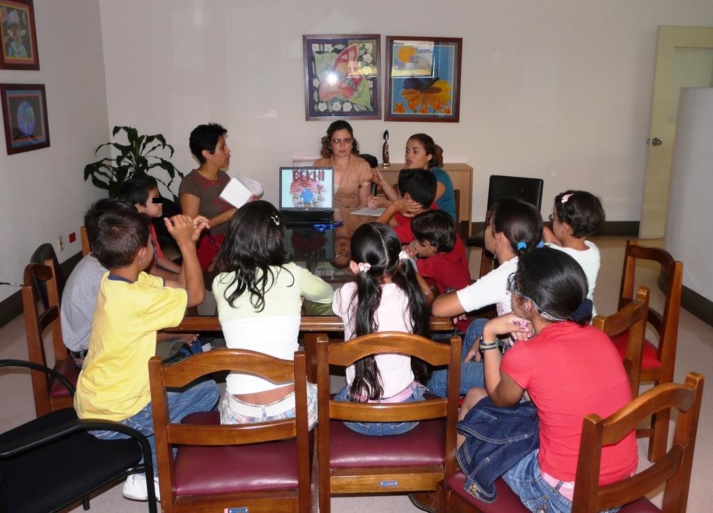 Menores aprendiendo acerca del VIH en el Hospital Nacional de Niños.