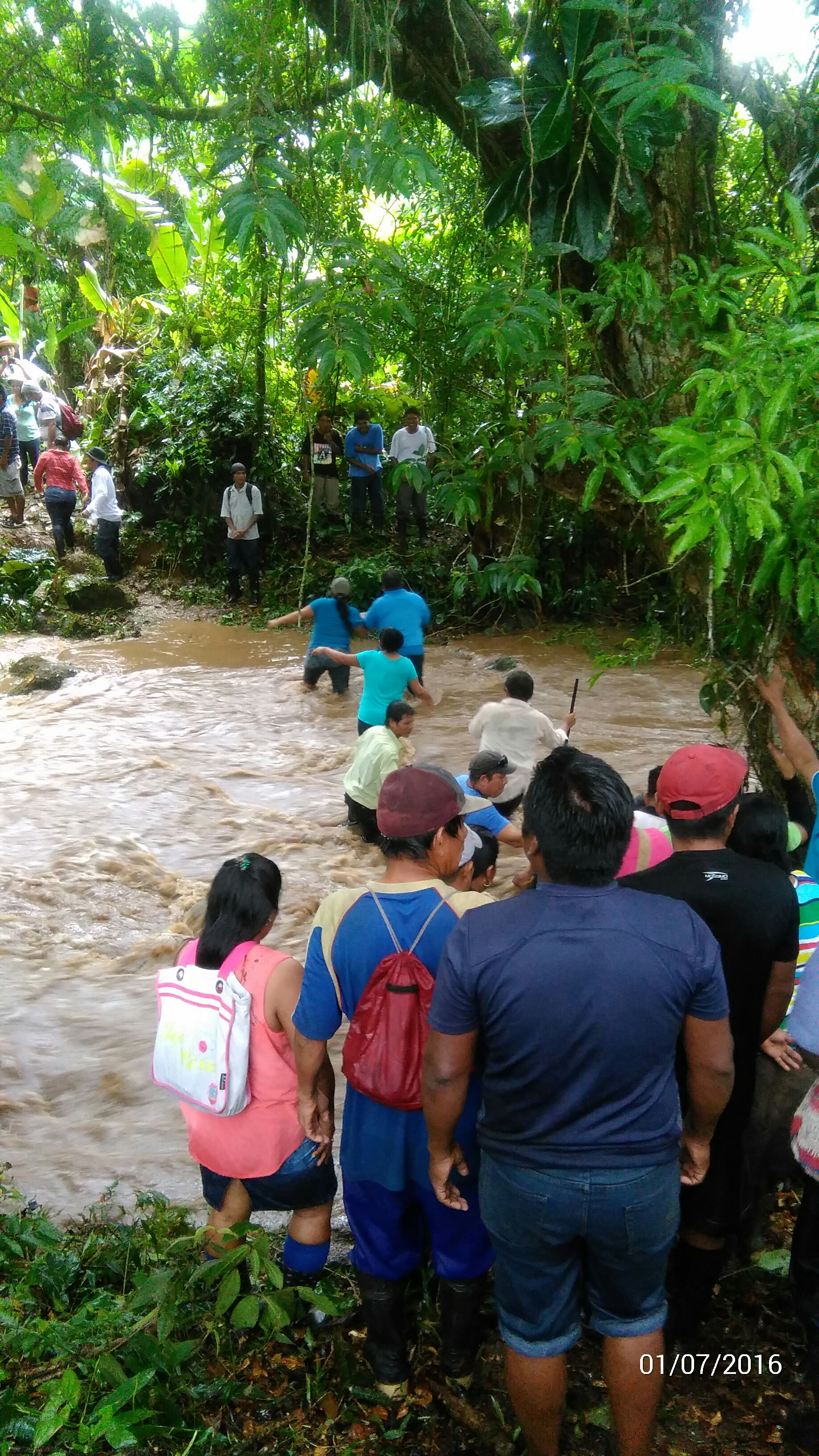 El río Katsi, ramal del Telire se debió cruzar para llegar a la piedra.