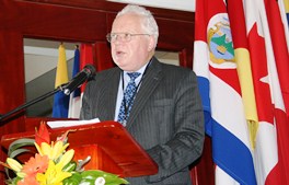 El Dr. Greville Rumble durante su discurso de agradecimiento por el D. Honoris Causa. 