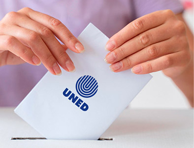 Escritorio con documentos y laptop