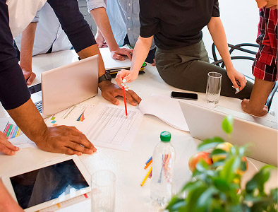Personas colaborando en una reunión